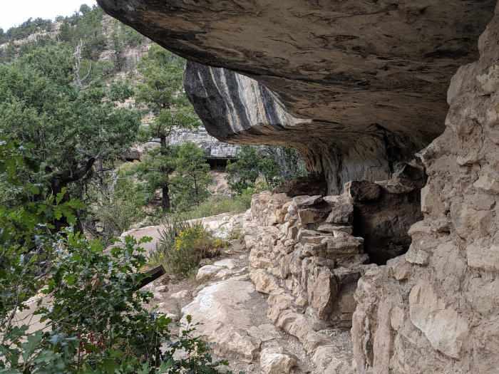 walnut canyon arizona cliff dwellings